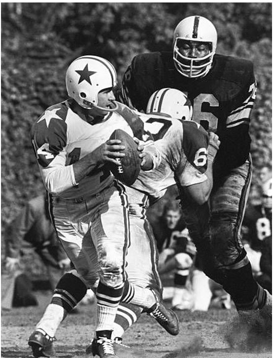 Eugene “Big Daddy” Lipscomb playing for Steelers ca. 1961 See his 6'9” frame dwarf the… | Dallas cowboys football, American football players, Dallas cowboys history