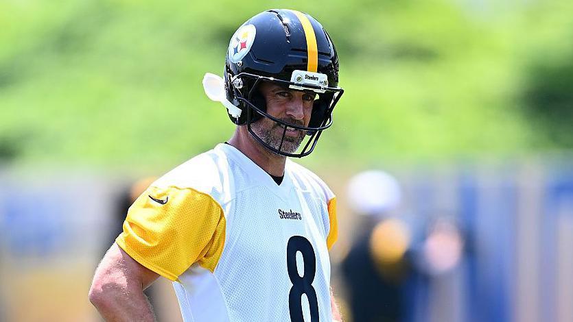 Lee más sobre el artículo Rodgers, juego terrestre y defensa: así planean ganar los Steelers en 2025