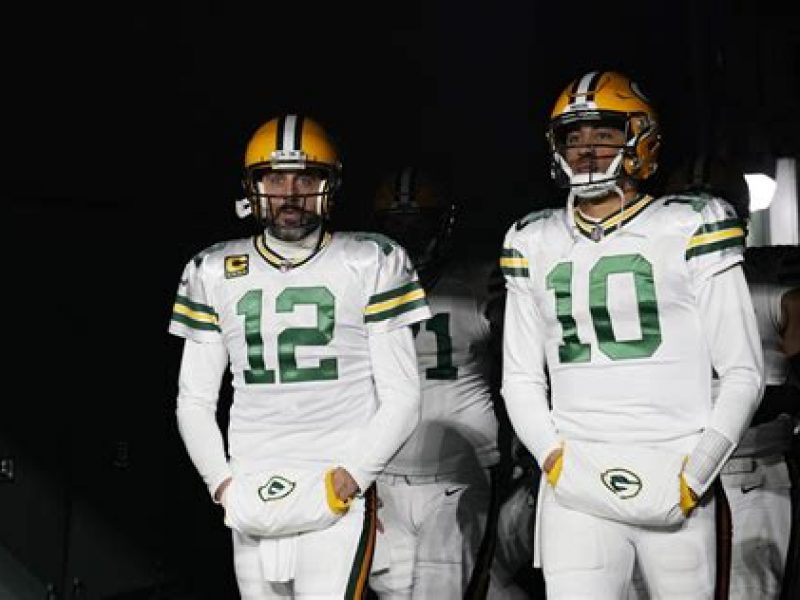 Aaron Rodgers y Jordan Love en un momento previo a un partido con los Packers